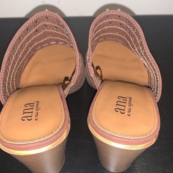 A.n.a Women’s Hiro Chocolate Pointed Toe Block Heel - Picture 4 of 7